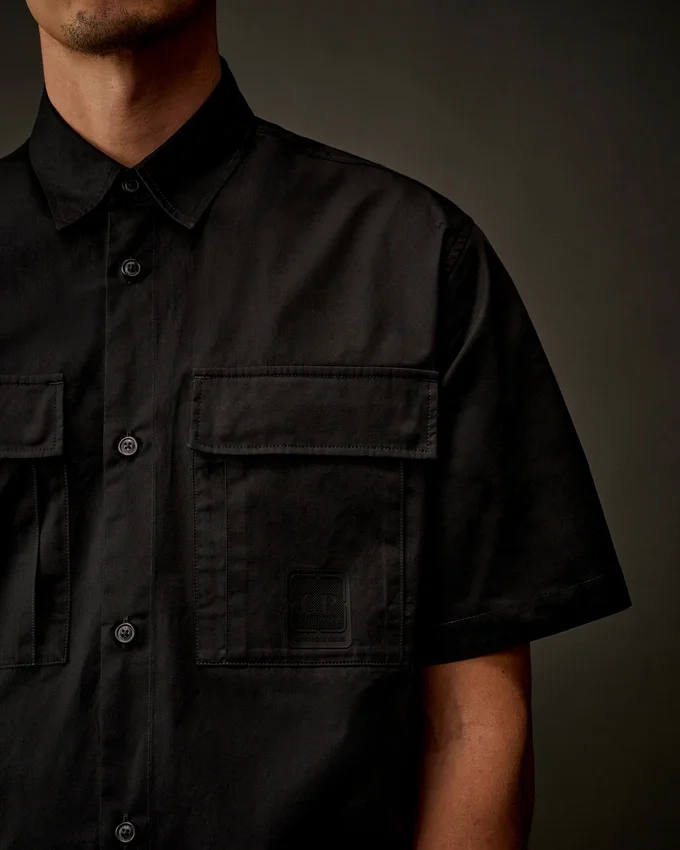 Camicia a maniche corte con bottoni in gabardina della Metropolis Series
