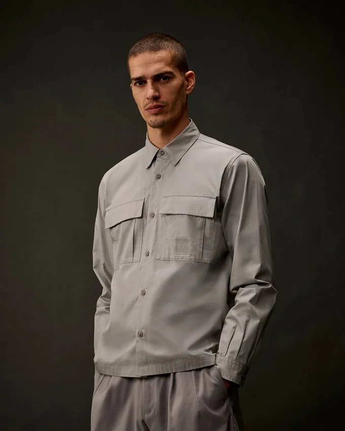 Camicia a maniche lunghe con bottoni in gabardina della Metropolis Series
