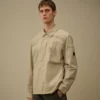 Camicia oversize Taylon P con tasche sul petto e bottoni a forma di Lens