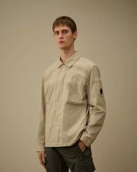 Camicia oversize Taylon P con tasche sul petto e bottoni a forma di Lens