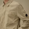 Camicia oversize Taylon P con tasche sul petto e bottoni a forma di Lens