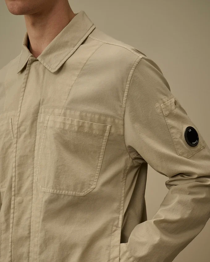 Camicia oversize Taylon P con tasche sul petto e bottoni a forma di Lens