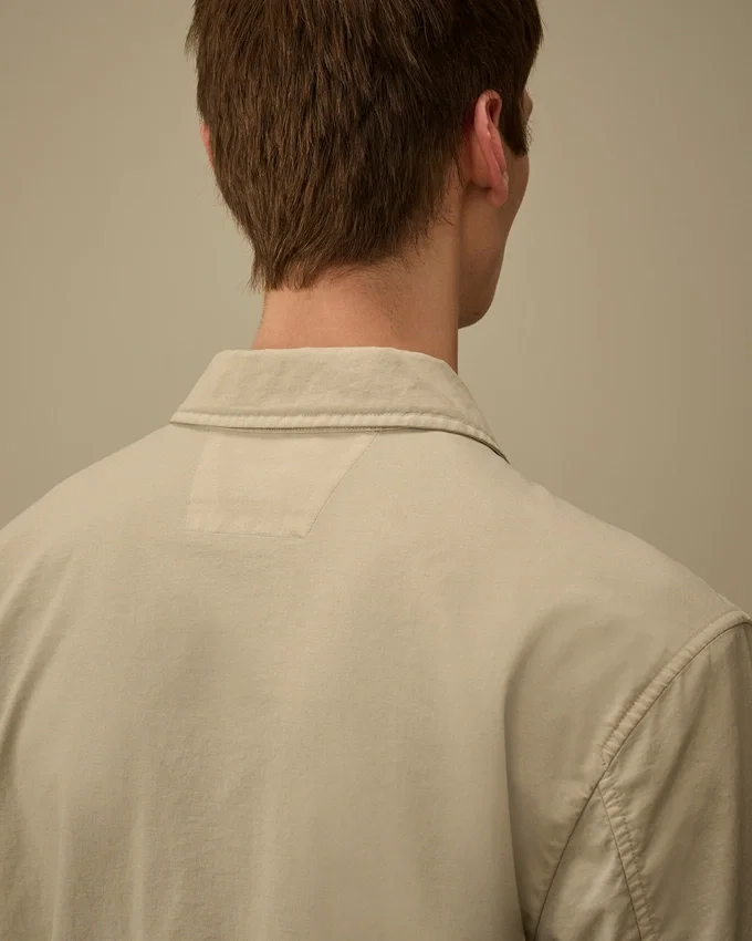 Camicia oversize Taylon P con tasche sul petto e bottoni a forma di Lens