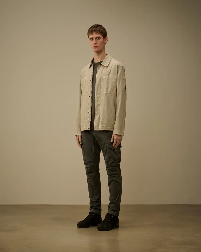 Camicia oversize Taylon P con tasche sul petto e bottoni a forma di Lens