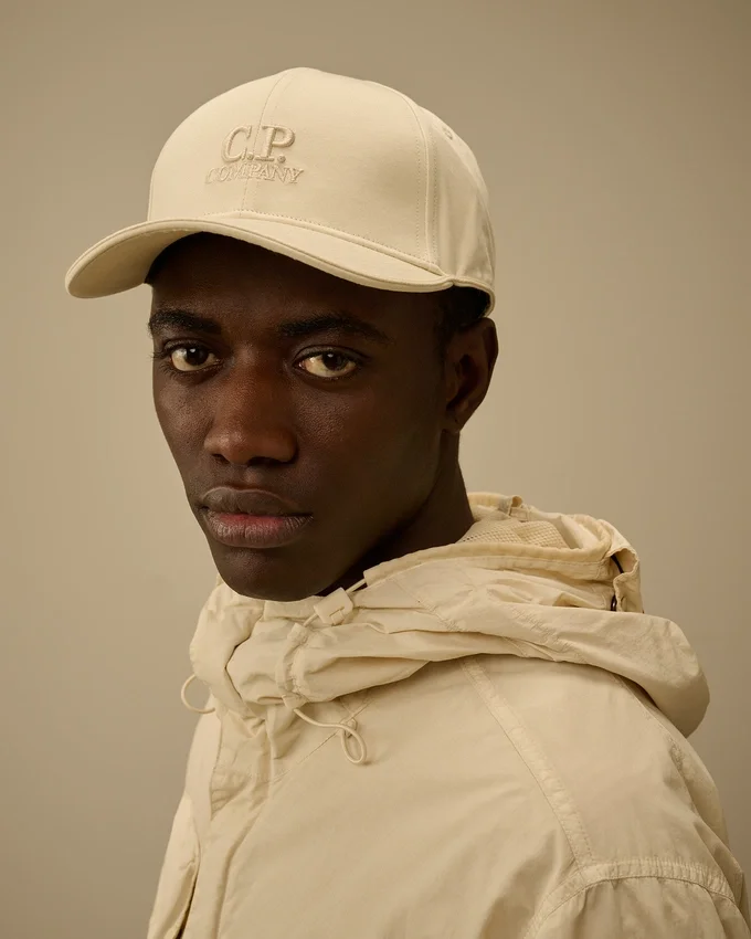 Cappellino in gabardina a contrasto