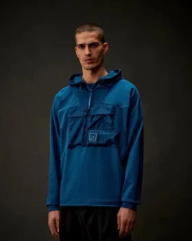 Felpa con cappuccio e mezza zip in pile elasticizzato della Metropolis Series