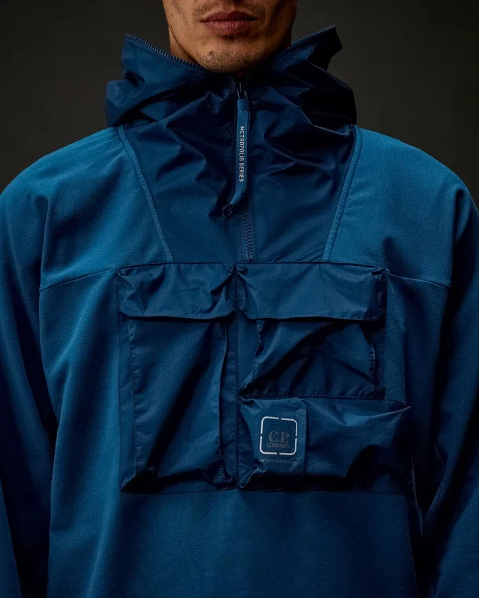 Felpa con cappuccio e mezza zip in pile elasticizzato della Metropolis Series