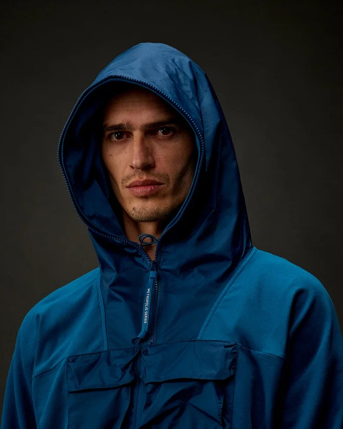 Felpa con cappuccio e mezza zip in pile elasticizzato della Metropolis Series