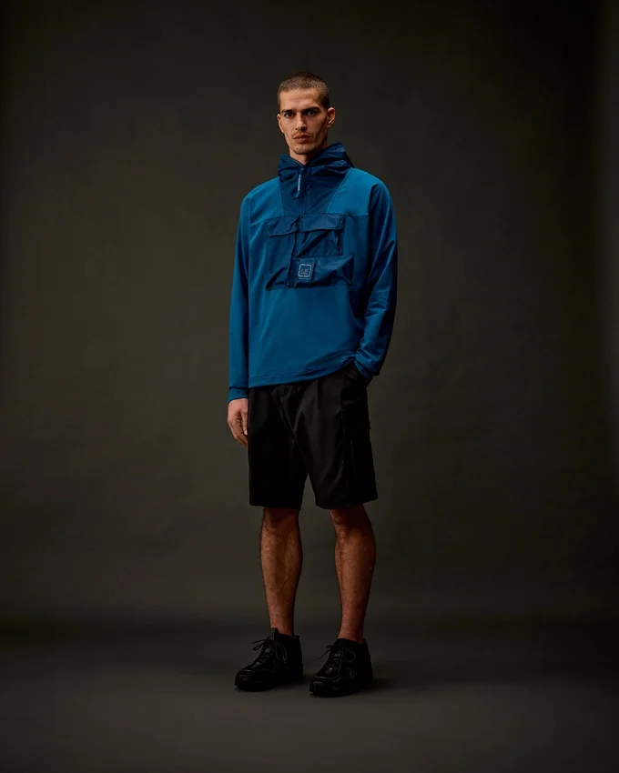 Felpa con cappuccio e mezza zip in pile elasticizzato della Metropolis Series