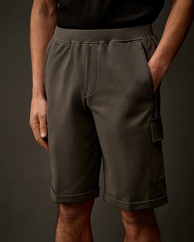 Pantaloncini cargo in pile elasticizzato della Metropolis Series