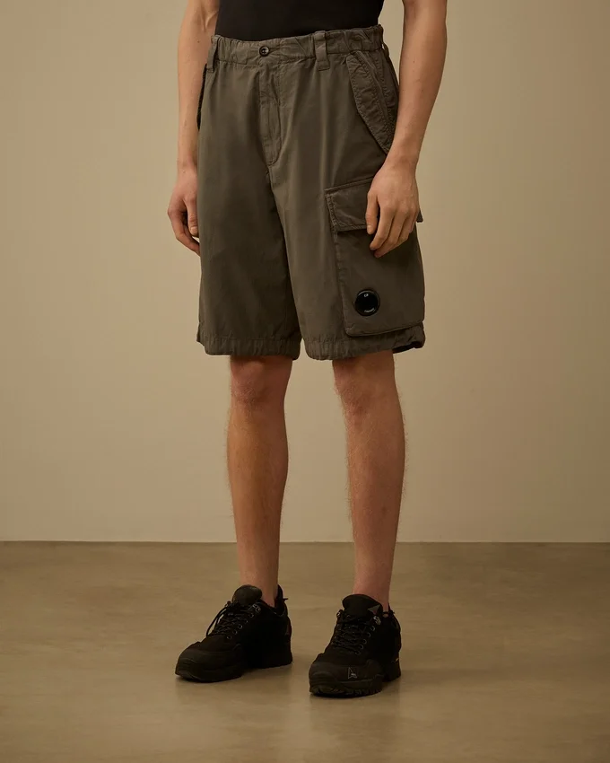 Pantaloncini cargo larghi in cotone rip-stop con tasche per lenti