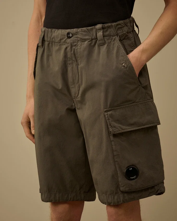 Pantaloncini cargo larghi in cotone rip-stop con tasche per lenti