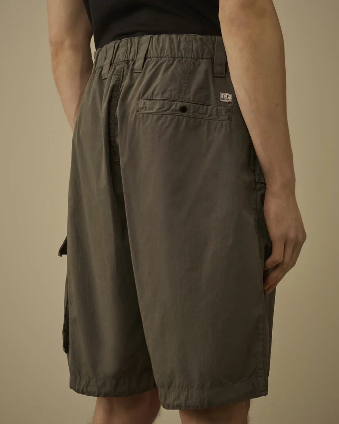 Pantaloncini cargo larghi in cotone rip-stop con tasche per lenti