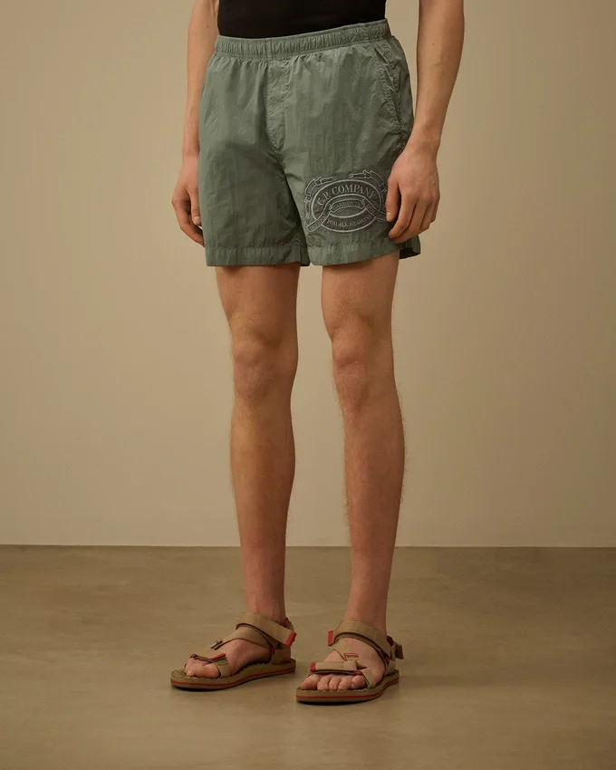 Pantaloncini da bagno con ricamo grafico Eco-Chrome-R