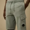 Pantaloncini in pile leggero con tasche cargo e logo Lens