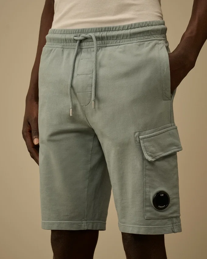 Pantaloncini in pile leggero con tasche cargo e logo Lens