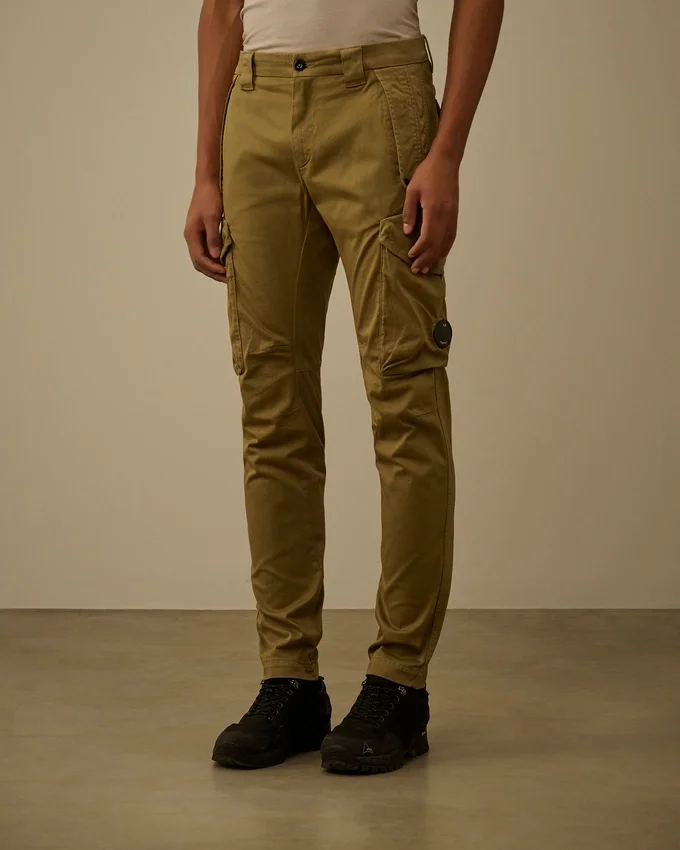 Pantaloni cargo con tasche arrotondate ergonomiche in raso elasticizzato