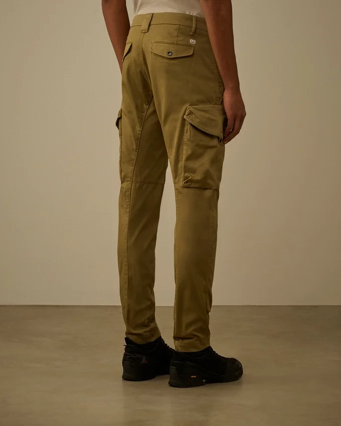 Pantaloni cargo con tasche arrotondate ergonomiche in raso elasticizzato