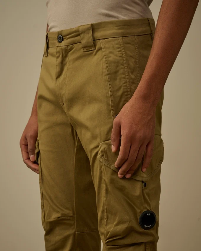 Pantaloni cargo con tasche arrotondate ergonomiche in raso elasticizzato