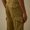 Pantaloni cargo con tasche arrotondate ergonomiche in raso elasticizzato