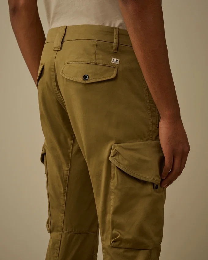 Pantaloni cargo con tasche arrotondate ergonomiche in raso elasticizzato