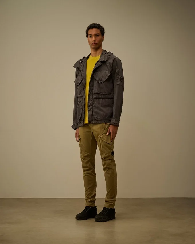 Pantaloni cargo con tasche arrotondate ergonomiche in raso elasticizzato