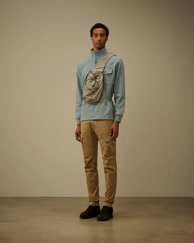 Pantaloni cargo ergonomici in raso elasticizzato con logo