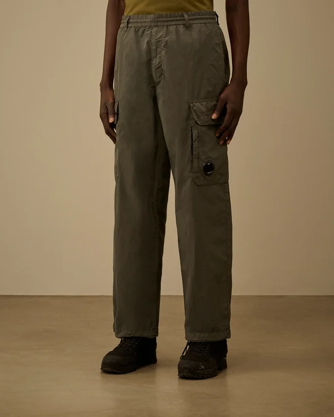 Pantaloni cargo larghi in Flatt Nylon con dettaglio a Lens