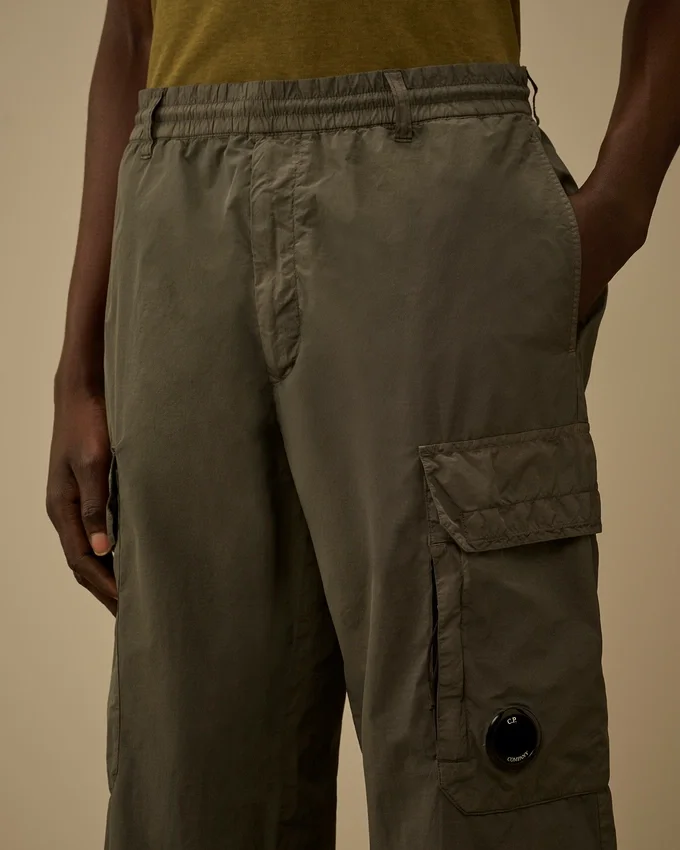Pantaloni cargo larghi in Flatt Nylon con dettaglio a Lens