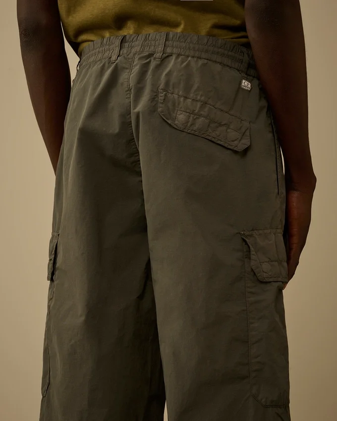 Pantaloni cargo larghi in Flatt Nylon con dettaglio a Lens