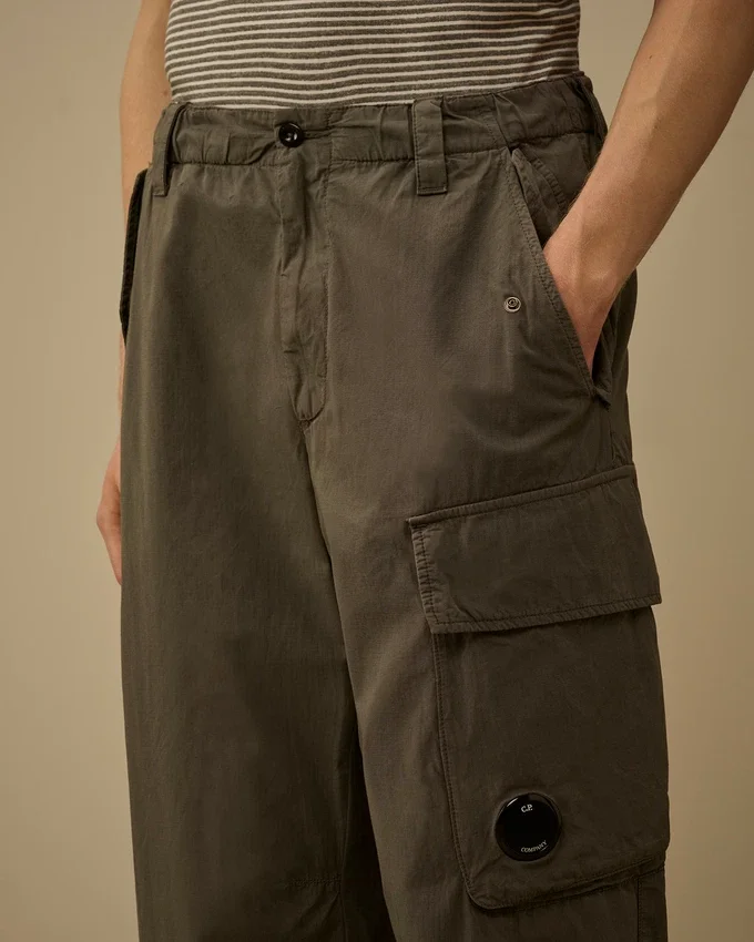Pantaloni cargo squadrati in cotone rip-stop con dettaglio a lente