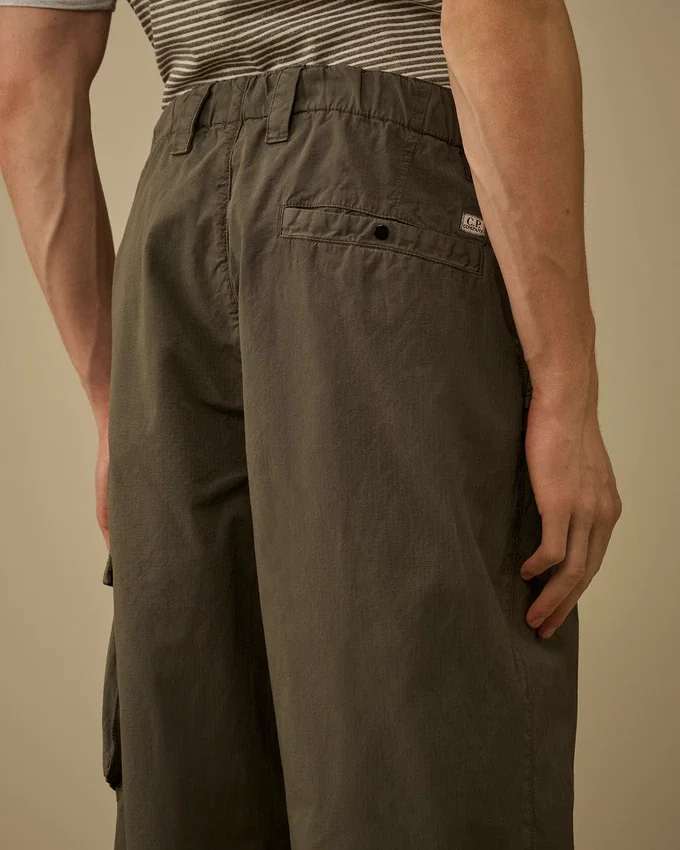 Pantaloni cargo squadrati in cotone rip-stop con dettaglio a lente