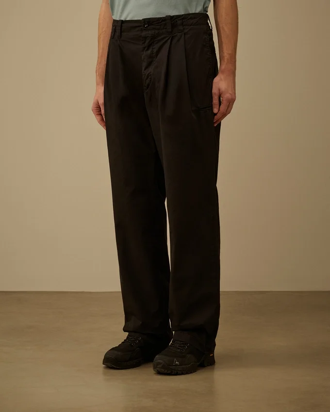 Pantaloni larghi con pinces in gabardina di cotone