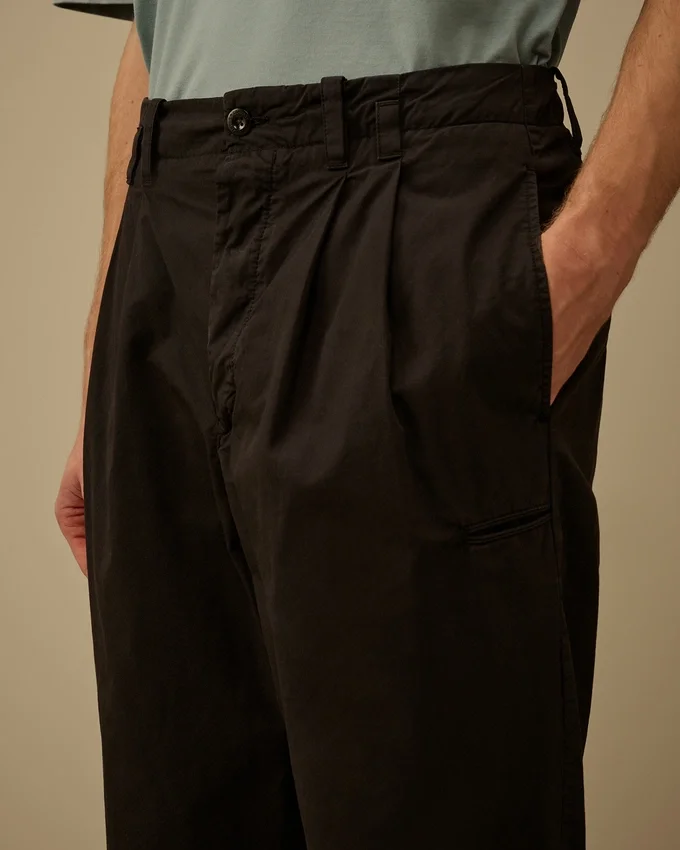 Pantaloni larghi con pinces in gabardina di cotone