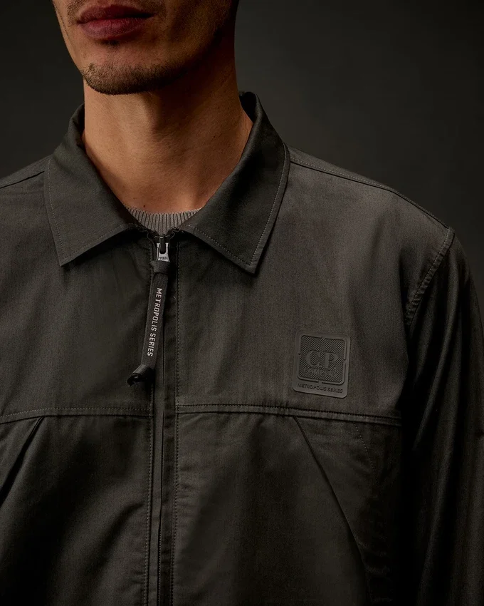 Sovracamicia con zip in gabardina della Metropolis Series